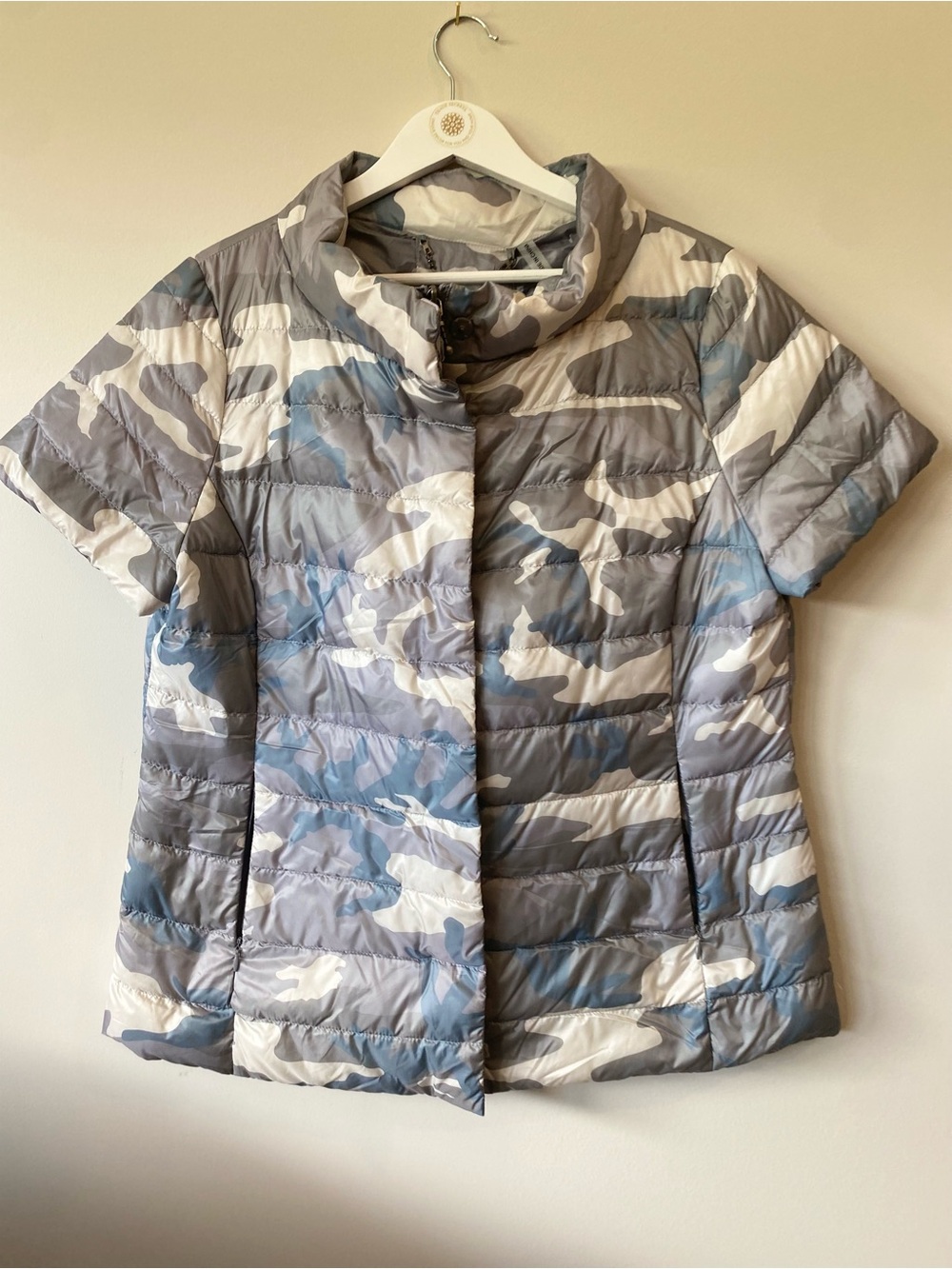 ANORAK Women's Short Sleeve Puffer Jacket in Gray, White & Blue Camo